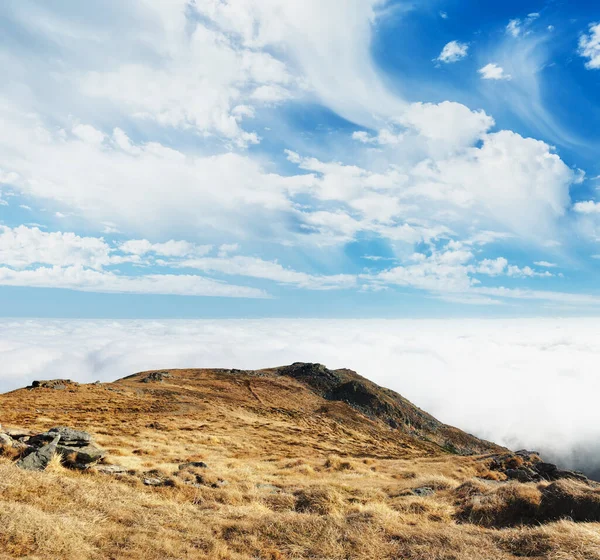 Great View Foggy Hills Cloudy Sky Which Glowing Sunlight Dramatic — Stock Photo, Image