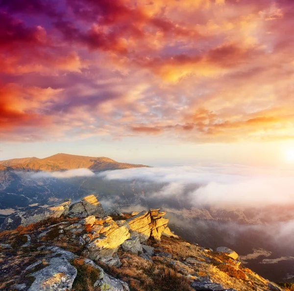 Fantastischer Blick Auf Den Nebligen Hügel Und Den Wolkenverhangenen Himmel — Stockfoto