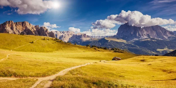 Mooi Uitzicht Alpenvallei Blauwe Lucht Een Dramatische Scène Locatie Bekende — Stockfoto