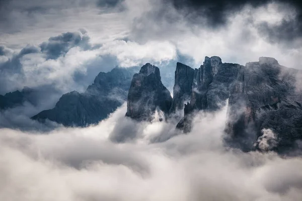 Krásný Výhled Zamlžené Údolí Horské Pásmo Pokrývaly Mraky Dramatická Scéna — Stock fotografie