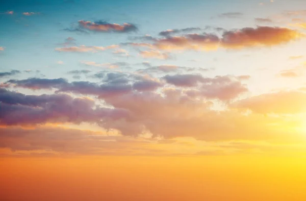 Fantástico Atardecer Amarillo Cielo Nublado Día Soleado Con Nubes Esponjosas —  Fotos de Stock