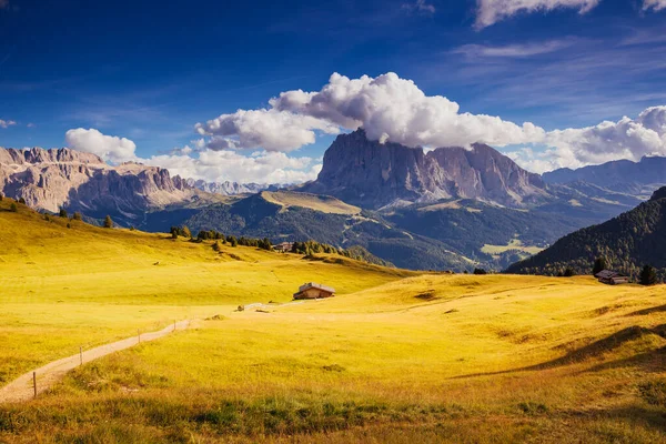 Mooi Uitzicht Alpenvallei Blauwe Lucht Een Dramatische Scène Locatie Bekende — Stockfoto