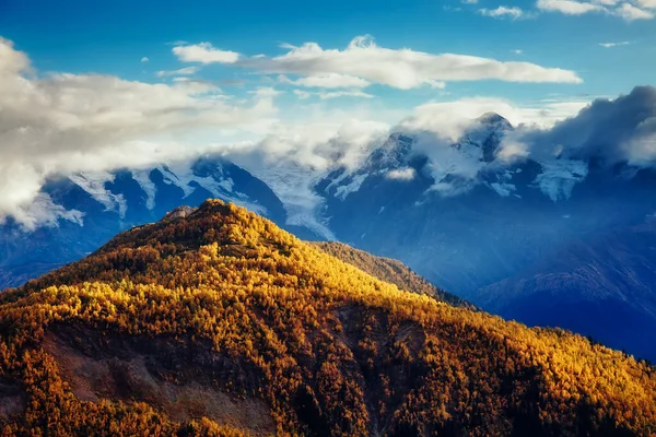 ウシュバ山麓の魔法の場所の素晴らしい景色 絵になる風景 有名な場所は メスティア アッパー スヴァネティ ジョージア州ヨーロッパ リゾートします 高いコーカサス山脈の尾根 芸術的な写真 — ストック写真