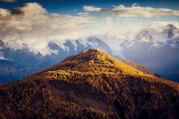 ウシュバ山麓の魔法の場所の素晴らしい景色 絵になる風景 有名な場所は メスティア アッパー スヴァネティ ジョージア州ヨーロッパ リゾートします 高いコーカサス山脈の尾根 芸術的な写真 — ストック写真