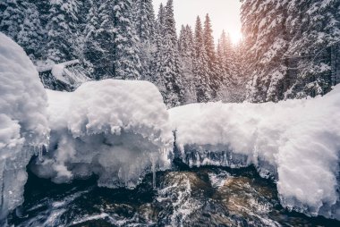 Sabahın köründe mucizevi bir nehir. Dramatik ve pitoresk kış manzarası. Karpatlar 'ın yeri, Ukrayna, Avrupa. Güzellik dünyası. Instagram tonlama etkisi. Parlayan filtre. Mutlu yıllar.!