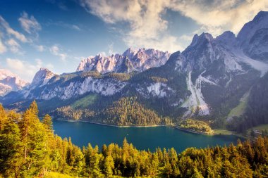 Muhteşem alp gölü Vorderer Gosausee. Resimli bir sahne. Salzkammergut Yukarı Avusturya 'daki Gosau Vadisi' nde bulunan ünlü bir tatil köyüdür. Gosaukamm çiftliği ve Dachstein buzulu. Güzellik dünyası.