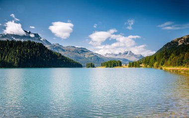 Champfer 'in Alp Vadisi' ndeki masmavi gölet manzarası harika. Popüler turist eğlencesi. Resimli ve muhteşem bir sahne. İsviçre Alpleri, Silvaplana Köyü, Maloja Bölgesi, Avrupa. Güzellik dünyası.