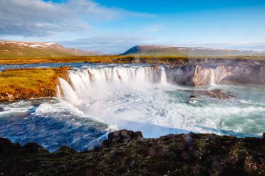 Parlak, güneşli, güçlü Godafoss çağlayanı manzarası çok güzel. Popüler turist eğlencesi. Alışılmadık ve pitoresk bir sahne. Bardardalur Vadisi, Skjalfandafljot Nehri, İzlanda, Avrupa. Güzellik dünyası.