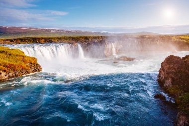 Parlak, güneşli, güçlü Godafoss çağlayanı manzarası çok güzel. Popüler turist eğlencesi. Alışılmadık ve pitoresk bir sahne. Bardardalur Vadisi, Skjalfandafljot Nehri, İzlanda, Avrupa. Güzellik dünyası.