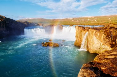 Parlak, güneşli, güçlü Godafoss çağlayanı manzarası çok güzel. Popüler turist eğlencesi. Alışılmadık ve pitoresk bir sahne. Bardardalur Vadisi, Skjalfandafljot Nehri, İzlanda, Avrupa. Güzellik dünyası.