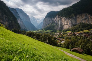 Güneş ışığıyla parlayan harika bir dağ köyü manzarası. Resimli ve muhteşem bir sahne. Popüler turist eğlencesi. İsviçre Alpleri, Lauterbrunnen Vadisi Staubbach Şelalesi, Avrupa. Güzellik dünyası