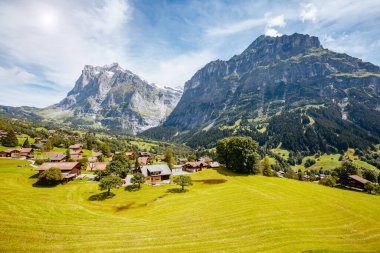 Eiger Köyü 'nün manzarası çok etkileyici. Resimli ve muhteşem bir sahne. Popüler turist eğlencesi. İsviçre Alpleri, Grindelwald Vadisi, Bernese Oberland, Avrupa. Güzellik dünyası.