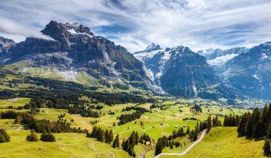 Eiger Köyü 'nün manzarası çok etkileyici. Resimli ve muhteşem bir sahne. Popüler turist eğlencesi. İsviçre Alpleri, Grindelwald Vadisi, Bernese Oberland, Avrupa. Güzellik dünyası.