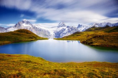 Dağın Panorama 'sı. Bachalpsee gölünün yukarısında Schreckhorn ve Wetterhorn. Dramatik ve resimli bir sahne. Popüler turist eğlencesi. İsviçre Alpleri, Bernese Oberland, Grindelwald, Avrupa. Güzellik dünyası.