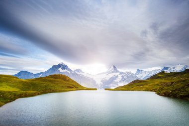 Dağ manzarası harika. Bachalpsee gölünün yukarısında Schreckhorn ve Wetterhorn. Dramatik ve resimli bir sahne. Popüler turist eğlencesi. İsviçre Alpleri, Bernese Oberland, Grindelwald, Avrupa. Güzellik dünyası