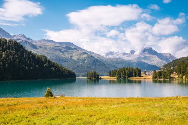 Champfer 'in Alp Vadisi' ndeki masmavi gölet manzarası harika. Popüler turist eğlencesi. Resimli ve muhteşem bir sahne. İsviçre Alpleri, Silvaplana Köyü, Maloja Bölgesi, Avrupa. Güzellik dünyası.