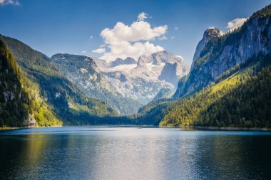 Büyük gök mavisi alp gölü Vorderer Gosausee Resim gibi ve muhteşem bir sabah sahnesi. Salzkammergut Yukarı Avusturya 'daki Gosau Vadisi' nde bulunan ünlü bir tatil köyüdür. Dachstein buzulu. Güzellik dünyası.