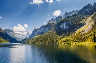 Büyük gök mavisi alp gölü Vorderer Gosausee Resim gibi ve muhteşem bir sabah sahnesi. Salzkammergut Yukarı Avusturya 'daki Gosau Vadisi' nde bulunan ünlü bir tatil köyüdür. Dachstein buzulu. Güzellik dünyası.