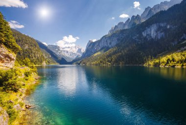 Büyük gök mavisi alp gölü Vorderer Gosausee Resim gibi ve muhteşem bir sabah sahnesi. Salzkammergut Yukarı Avusturya 'daki Gosau Vadisi' nde bulunan ünlü bir tatil köyüdür. Dachstein buzulu. Güzellik dünyası.