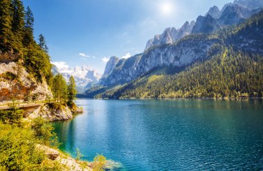 Büyük gök mavisi alp gölü Vorderer Gosausee Resim gibi ve muhteşem bir sabah sahnesi. Salzkammergut Yukarı Avusturya 'daki Gosau Vadisi' nde bulunan ünlü bir tatil köyüdür. Dachstein buzulu. Güzellik dünyası.