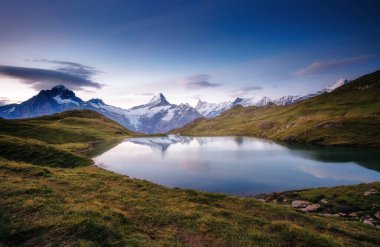 Alp dağının manzarası. Schreckhorn ve Wetterhorn. Popüler turist eğlencesi. Dramatik ve resimli bir sahne. İsviçre Alpleri 'nde Bachalpsee, Grindelwald Vadisi, Avrupa. Güzellik dünyası.