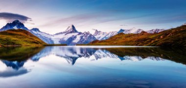 Dağ 'ın panoramik manzarası Schreckhorn ve Wetterhorn. Popüler turist eğlencesi. Dramatik ve resimli bir sahne. İsviçre Alpleri 'nde Bachalpsee, Grindelwald Vadisi, Avrupa. Güzellik dünyası.