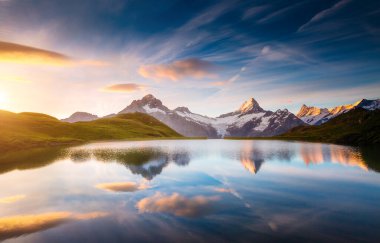 Alp dağının manzarası. Schreckhorn ve Wetterhorn. Popüler turist eğlencesi. Dramatik ve resimli bir sahne. İsviçre Alpleri 'nde Bachalpsee, Grindelwald Vadisi, Avrupa. Güzellik dünyası.