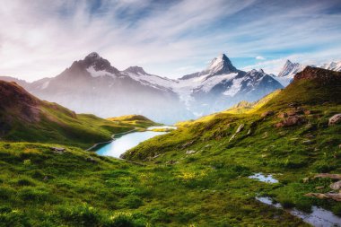 Dağın Panorama 'sı. Schreckhorn ve Wetterhorn. Popüler turist eğlencesi. Dramatik ve resimli bir sahne. İsviçre Alplerinde Bachalpsee, Bernese Oberland, Grindelwald, Avrupa. Güzellik dünyası.
