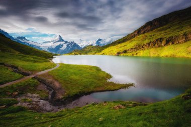 Dağın Panorama 'sı. Schreckhorn ve Wetterhorn. Popüler turist eğlencesi. Dramatik ve resimli bir sahne. İsviçre Alplerinde Bachalpsee, Bernese Oberland, Grindelwald, Avrupa. Güzellik dünyası.