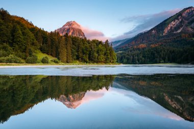 Obersee göletinin güneş ışığıyla parlayan harika manzarası. Popüler turist eğlencesi. Resimli ve muhteşem bir sahne. Nafels Dağı 'nda ünlü bir yer. Brunnelistock, İsviçre Alpleri, Avrupa. Güzellik dünyası.