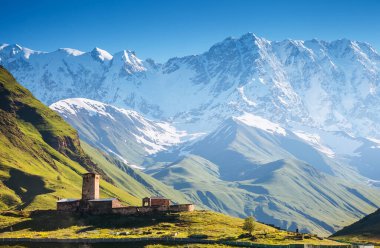 Ushguli Dağı eteğindeki Ushguli köyünün manzarası. Shkhara. Resimli ve muhteşem bir sahne. Ünlü turist eğlencesi. Yeri Lamaria Church Jgrag, Yukarı Svaneti, Gürcistan, Avrupa. Güzellik dünyası.