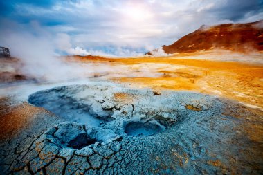 Uğursuz manzara jeotermal alan Hver (Hverarond). Popüler turist eğlencesi. Dramatik ve resimli bir sahne. Myvatn Gölü, Krafla, İzlanda 'nın kuzeydoğu bölgesi, Avrupa. Güzellik dünyası.
