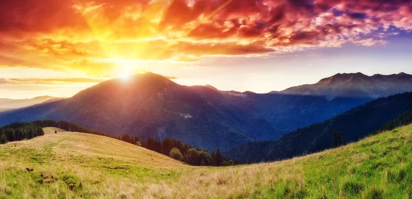 太陽の光で輝く幻想的な山々 朝の暗い曇りの空 劇的で絵のようなシーン 場所カルパティア ウクライナ ヨーロッパ 美の世界 Instagramのトーン 暖かいトーニング効果 — ストック写真