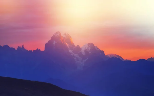 Fantastisches Sonnenlicht Über Dem Berg Ushba Dramatische Und Malerische Szene — Stockfoto