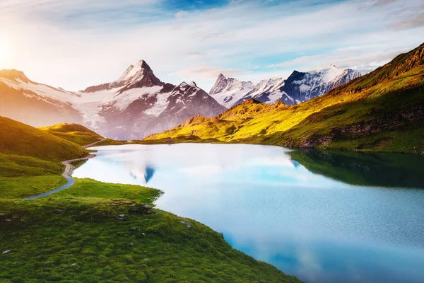 山的全景 Schreckhorn和Wetterhorn 受欢迎的旅游胜地 戏剧化和风景如画的场面 Bachalpsee Swiss Alps Bernese Oberland Grindelwald — 图库照片