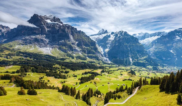 Imponerande Utsikt Över Alpina Eiger Byn Pittoresk Och Vacker Scen — Stockfoto