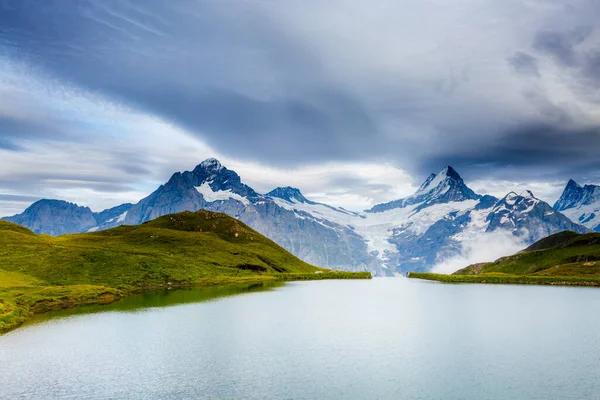 富士山の絶景 バカルプゼー湖の上にあるシャックホーンとウェターホルン 劇的で絵のようなシーン 人気の観光名所 場所スイスAlp Bernese Oberland Grindelwald ヨーロッパ 美の世界 — ストック写真