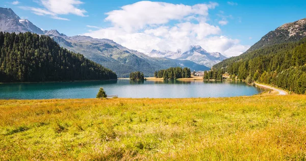 Champfer 'in Alp Vadisi' ndeki masmavi gölet manzarası harika. Popüler turist eğlencesi. Resimli ve muhteşem bir sahne. İsviçre Alpleri, Silvaplana Köyü, Maloja Bölgesi, Avrupa. Güzellik dünyası.