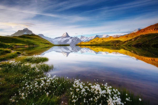 バッハアルプ湖湖上山 Schreckhorn とヴェッターホルンの素晴らしいビュー 劇的で 美しいシーンです 人気の観光スポット 場所の場所のスイス アルプス グリンデルヴァルト渓谷 ヨーロッパ — ストック写真