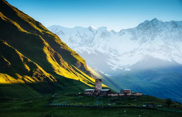 View Ushguli Village Foot Shkhara Picturesque Gorgeous Scene Famous Tourist — Stock Photo, Image