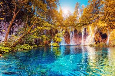 Görkemli manzara turkuaz su ve güneşli kirişler. Konumu ünlü tatil Plitvice Gölleri Milli Parkı, Hırvatistan, Europe. Dramatik ve canlı sahne. Güzellik dünya. Retro filtre. Etkisi tonlama Instagram. 