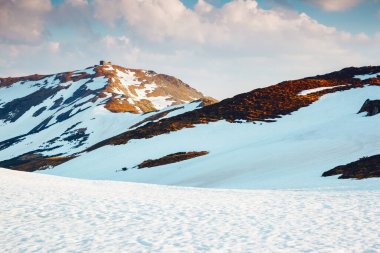 Dağ manzarasında harika güneşli bir gün. Dramatik ve resimli bir sabah sahnesi. Konumu Carpathian Ulusal Parkı, Kornogora aralığı. Ukrayna, Avrupa. Güzellik dünyası. 