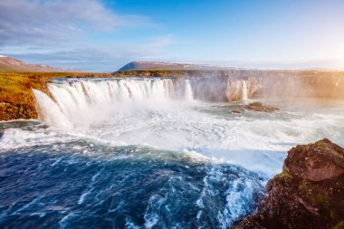 Parlak, güneşli, güçlü Godafoss çağlayanı manzarası çok güzel. Popüler turist eğlencesi. Alışılmadık ve pitoresk bir sahne. Bardardalur Vadisi, Skjalfandafljot Nehri, İzlanda, Avrupa. Güzellik dünyası.