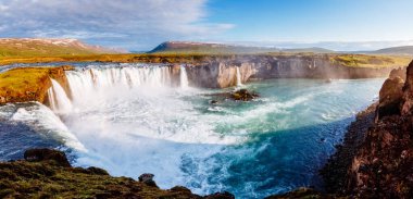 Parlak, güneşli, güçlü Godafoss çağlayanı manzarası çok güzel. Popüler turist eğlencesi. Alışılmadık ve pitoresk bir sahne. Bardardalur Vadisi, Skjalfandafljot Nehri, İzlanda, Avrupa. Güzellik dünyası.