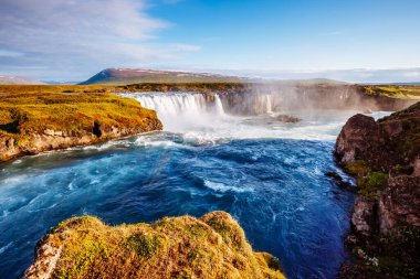 Parlak, güneşli, güçlü Godafoss çağlayanı manzarası çok güzel. Popüler turist eğlencesi. Alışılmadık ve pitoresk bir sahne. Bardardalur Vadisi, Skjalfandafljot Nehri, İzlanda, Avrupa. Güzellik dünyası.