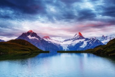Bachalpsee göl üzerinde harika bir manzara Mt. Schreckhorn ve Wetterhorn. Dramatik ve güzel sahne. Popüler turistik. Yer yer İsviçre Alpleri, Grindelwald Vadisi, Europe. Güzellik Dünya.