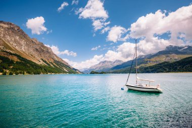 Gök mavisi Silsersee (Sils) gölü ve Piz Corvatsch zirvesi harika görünüyor. Resimli ve muhteşem bir sahne. Popüler turist eğlencesi. Mekan Yukarı Motor Vadisi, İsviçre Alpleri, Avrupa. Güzellik dünyası.