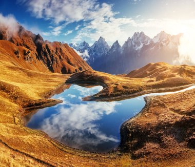 Koruldi Dağı eteğindeki fantastik göl. Ushba. Dramatik bir sahne. Şu meşhur yer, Yukarı Svaneti, Mestia, Gürcistan, Avrupa. Yüksek Kafkasya sırtı. Sıcak tonlama, yumuşak filtre etkisi. Güzellik dünyası.