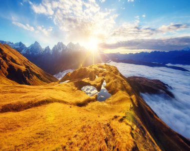 Koruldi Gölü 'nün altında bulutlu bir gökyüzü var. Ushba. Dramatik bir sahne. Yukarı Svaneti, Mestia, Gürcistan, Avrupa. Yüksek Kafkasya sırtı. Sıcak tonlama etkisi. Sanatsal resim. Güzellik dünyası.