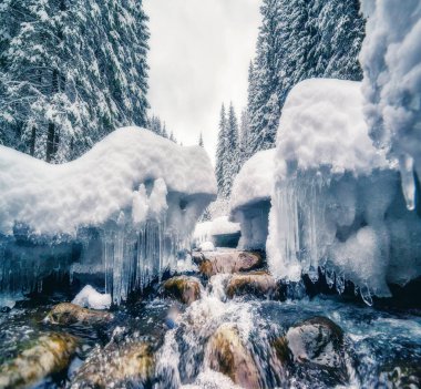 Sabahın köründe mucizevi bir nehir. Dramatik ve pitoresk kış manzarası. Karpatlar 'ın yeri, Ukrayna, Avrupa. Güzellik dünyası. Instagram tonlama etkisi. Parlayan filtre. Mutlu yıllar.!